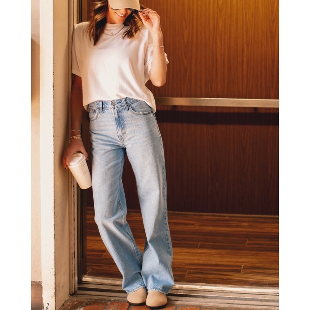 NWT Abercrombie X Jen Reed High Rise loose jeans Blue Denim Jeans size 28/6